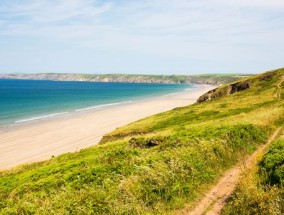 英国海滩的“美景”让人们不禁要问:“这是真的吗?”