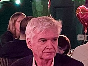 菲利普·斯科菲尔德(Phillip Schofield)在电视回归前几小时啜饮香槟并与粉丝合影